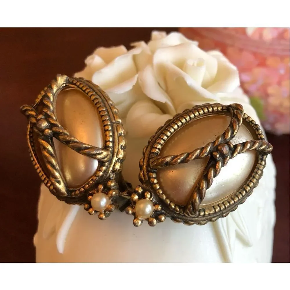 REGAL - 🎉HPx2 🎉 Vintage Regal Gothic-Style Oval Faux Pearl Chunky Clip-Ons